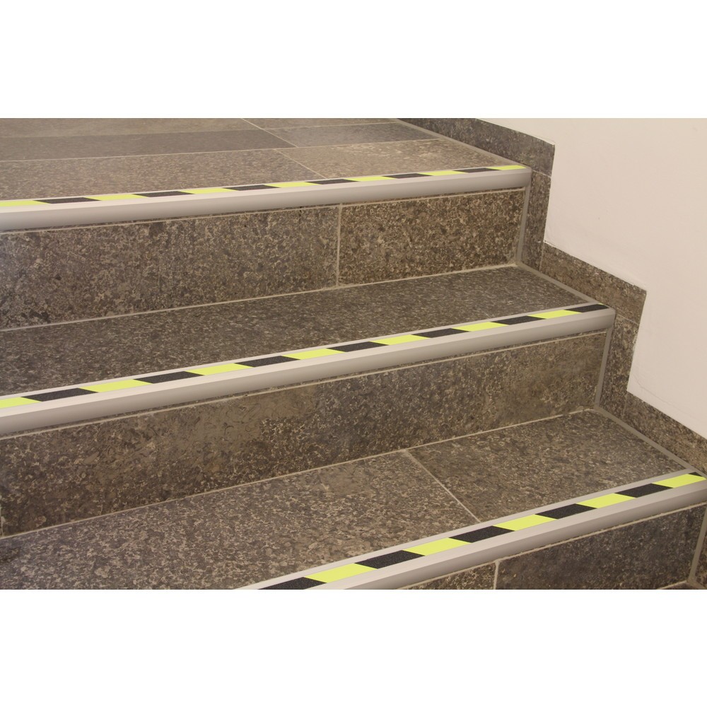 Antirutsch-Treppenkantenprofil, R10, Aluminium, tagesfluoreszierend, Breite 800 mm