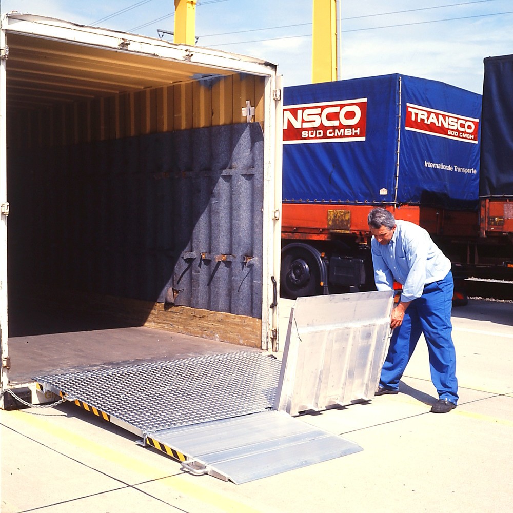 Verladerampe für Container, klappbar, TK 7.300 kg, BxL 2.000 x 2.320 mm