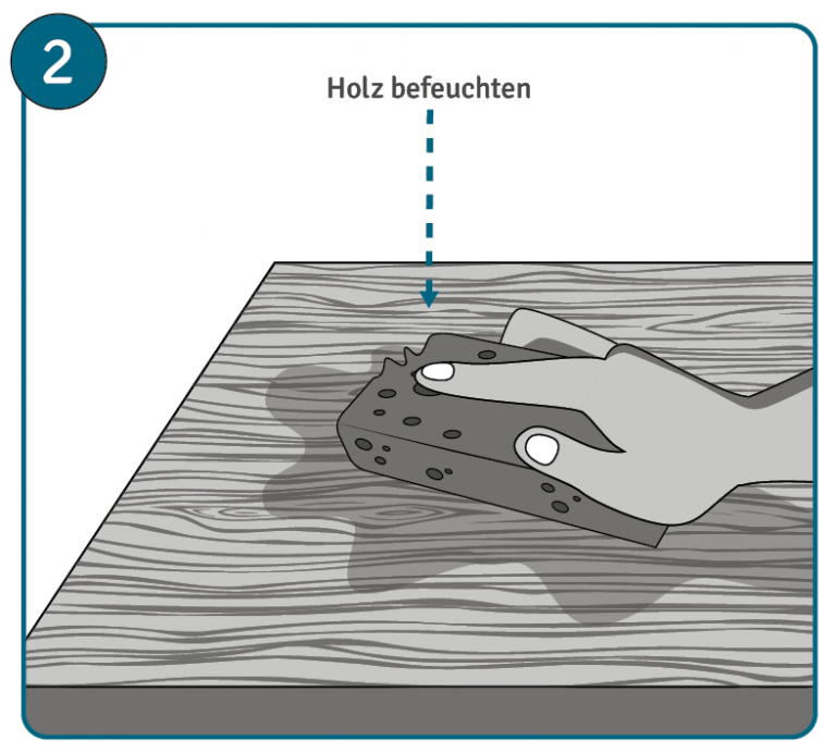 Holz mit Schwamm befeuchten